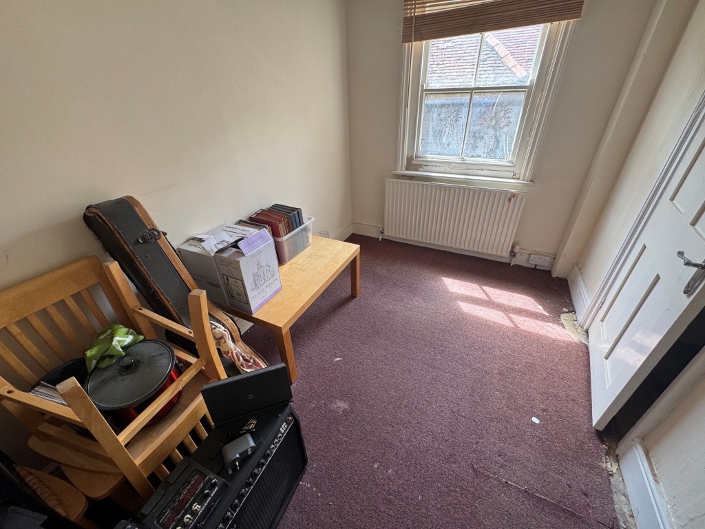 Lot: 85 - TWO FLATS CLOSE TO DEAL SEAFRONT, PIER AND TOWN CENTRE - Second floor flat - bedroom 2